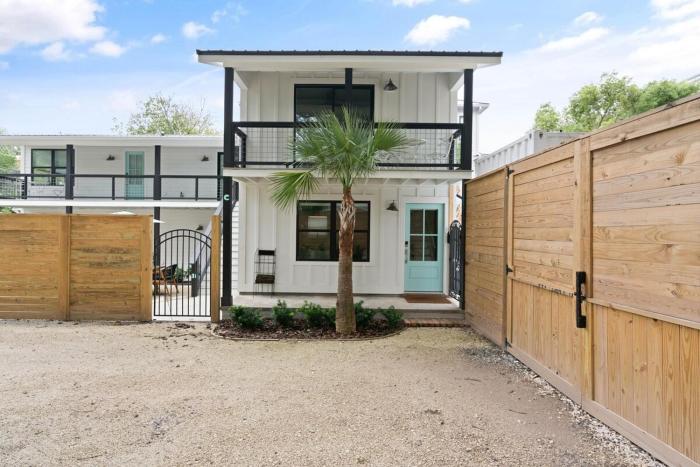 Coastal Escape for 2 - Pool, Fire Pit & Beach Access
