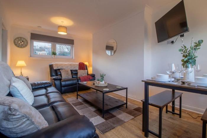Raeburn House- 3 Bedrooms, 2 Bathrooms in Hamilton