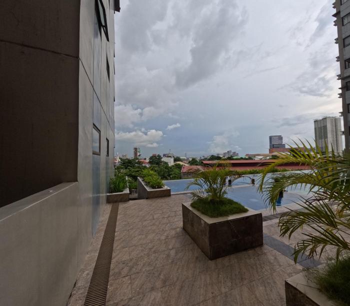 5 Spacious Studios with Pool near SM & Ayala