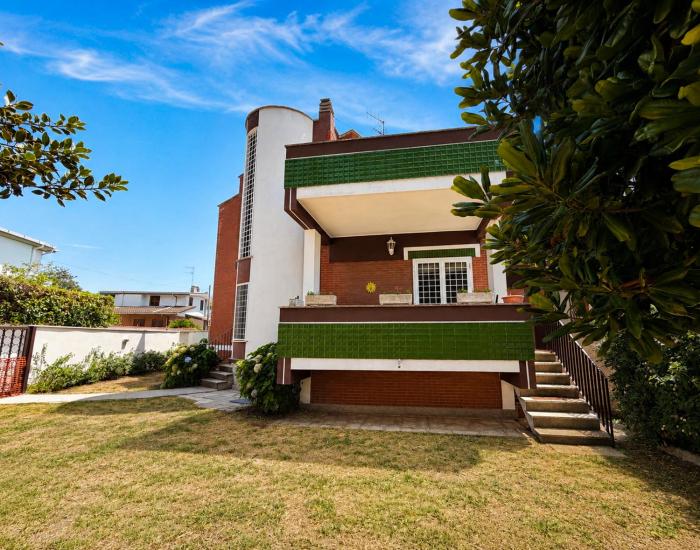 RESIDENZA LILLA - Spacious and charming Villa with patio and terrace, near the beach and train station with hourly trains to Rome - Lido delle Sirene, ANZIO