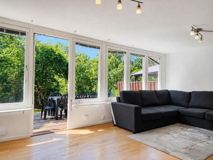 3 Floor Villa With 6 Bedrooms For Workers Near Volvo