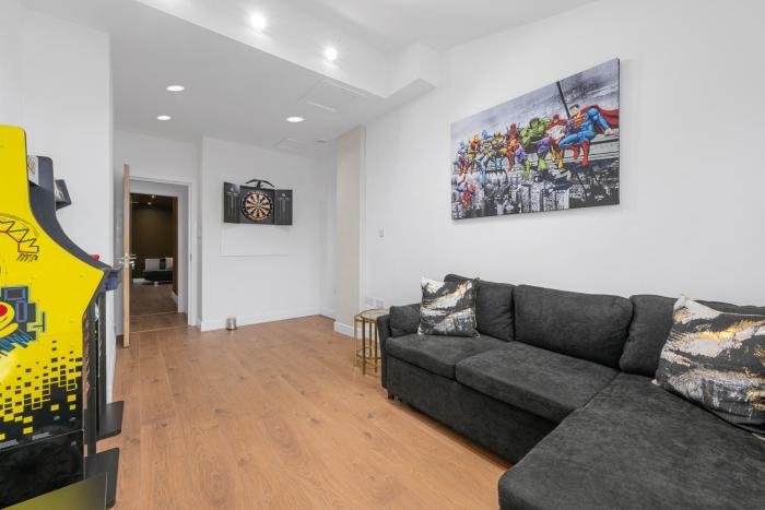 Luxury 6 BR Home with Cinema and Games Room, Sleeps 16, Ideal for Families & Groups