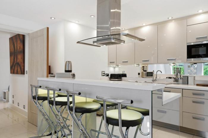 Upmarket 3 bed Luxury penthouse. Private Gated