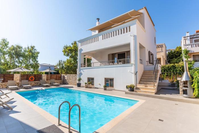 Villa Gagra - Villa by the Sea with a Private Pool
