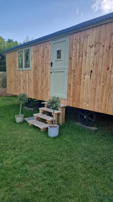 Aldwark Bridge Glamping - Shepherds Hut