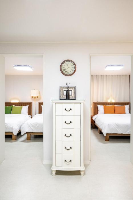 Sweet Home Stay near Sinchon & Ewha station - 3 Bedrooms & 4 Queen Beds, Max 8