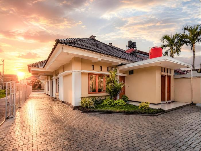 Palma Family Hall I Open concept house with swimming pool, karaoke & billiard near Klaten Town Squere