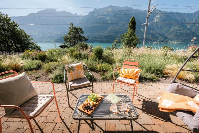 FLORA BAY Spacious Lake and Mountain View Apartment