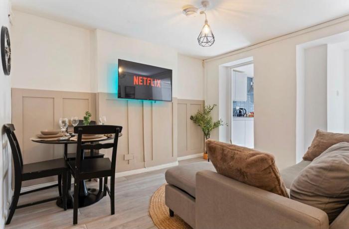Modern 3-Bedroom with Free Parking - 8 Mins to Central London