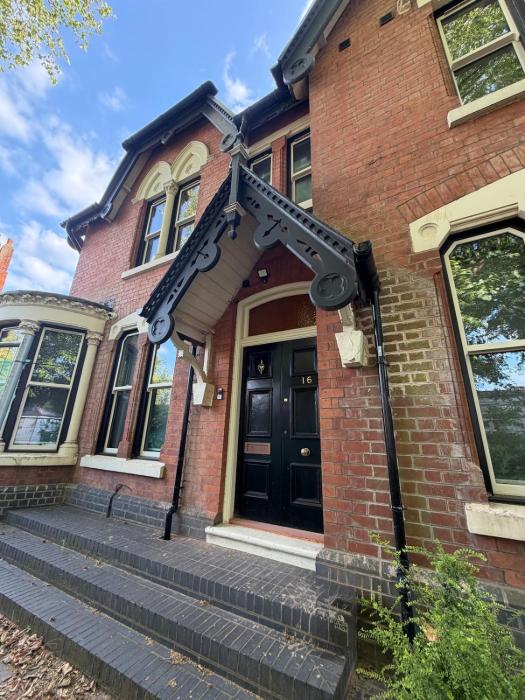 7 Bed, 7 BR Victorian Accom - Sleeps 14