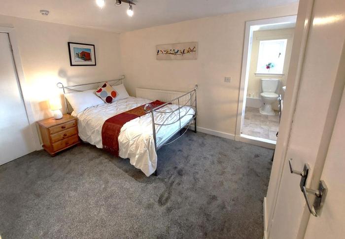 Ensuite rooms, self-catering in shared kitchens