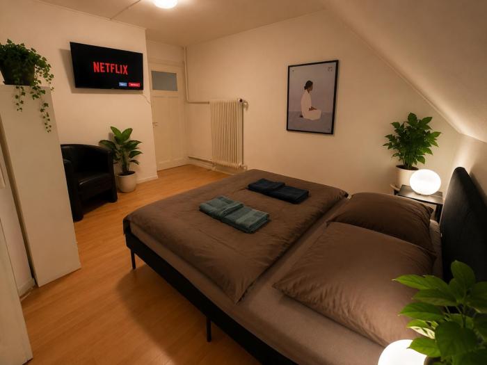 Room in a shared flat near the train station with large kitchen