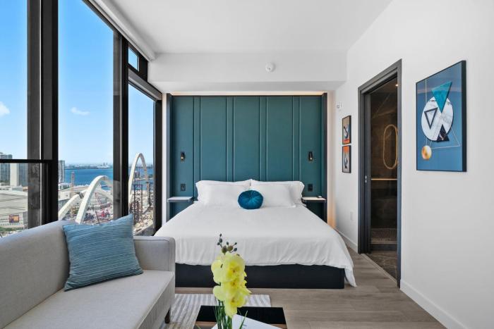 E11EVEN Deluxe Suite with Rooftop Pool & City Views