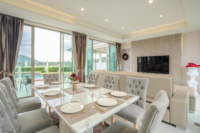 Relaxing Luxury 4-Bedroom Pool Villa with Mountain Views