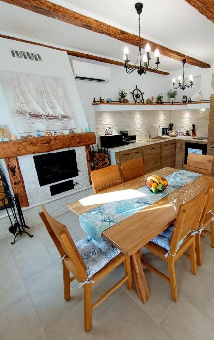 Holiday House - OLD QUEEN