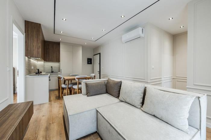 Metropolitan Living 1BR Balcony Apartment by PikHost