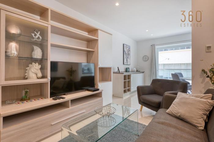 Stylish 2 Bedroom Apartment with Balcony Steps to Sliema Seafront