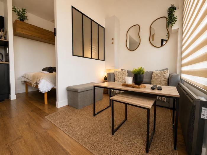 Studio premium, à 50m du Lac dArdres avec terrasse