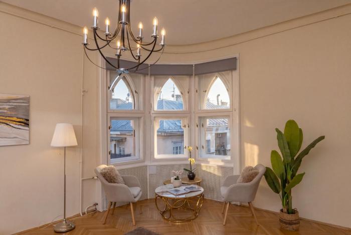 2BDR Balcony Apartment with Optional Garage near Parliament