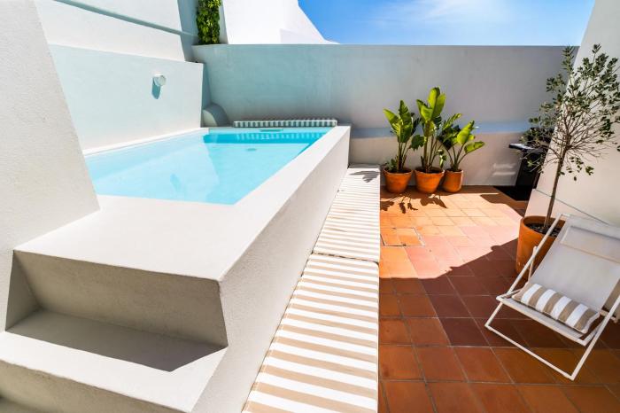 Casa da Zu Stylish Pool House with Glass Lounge