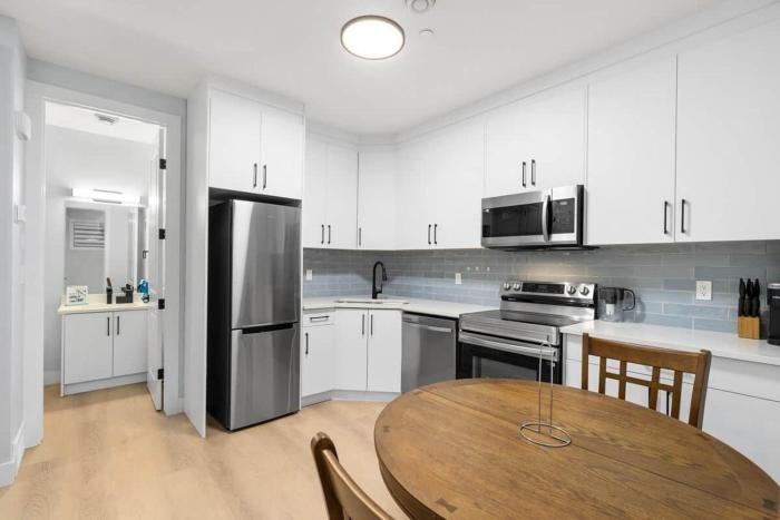 Bright 1-Bedroom Retreat-M
