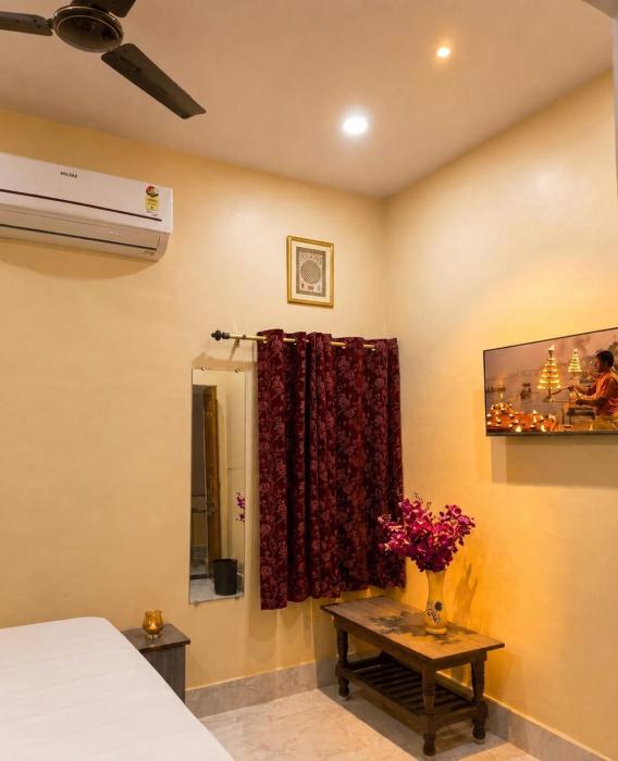Ratnadeep Palace - Near Kashi Vishwanath Temple & Ghats