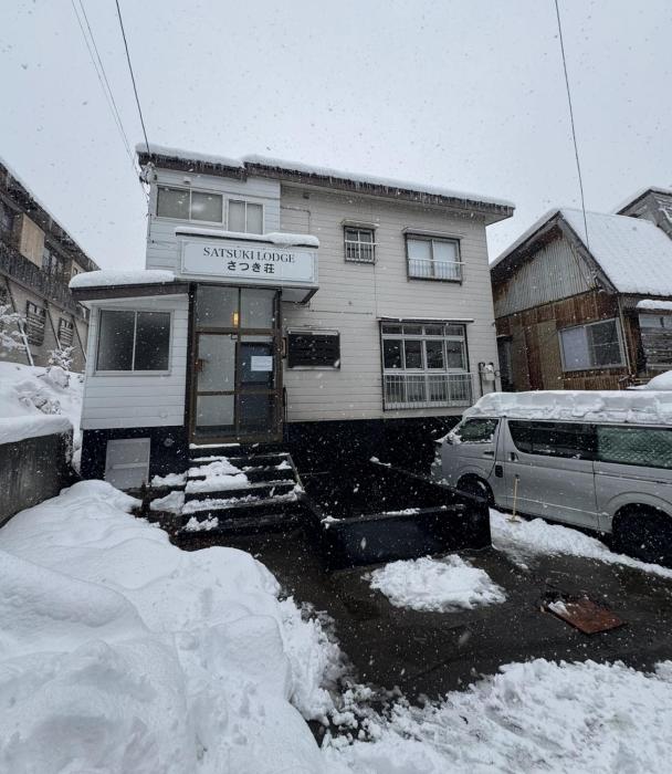 Satsuki Lodge Luxury Lodge Sleeps 14 Walk to Lifts
