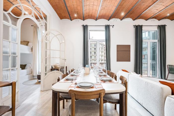 Elegant and Spacious Apartment Steps from Plaza Catalunya
