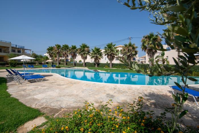 Aphrodite 2 Beachfront Resort F102 - Shared Pool