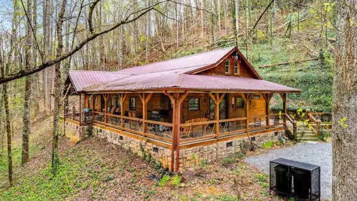 The Skinners Cabin Hot Tub Fireplace Grill