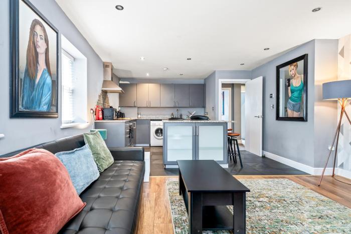 2BR Apartment in Buxton with Courtyard View, Hosted by Eason Stays