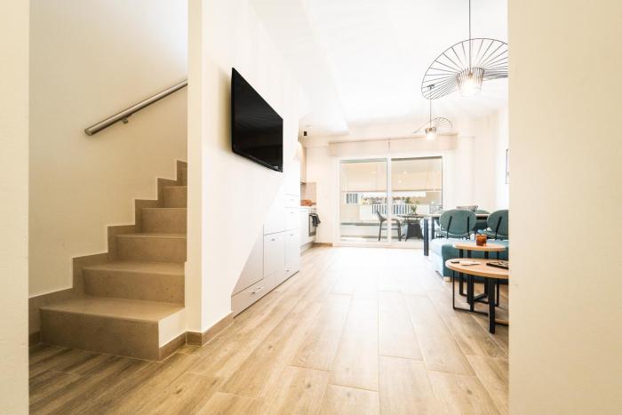 Selene Nea Peramos - Private Parking - Sleeps 8