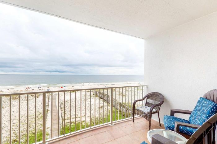 Bright and Nicely Decorated Condo in Gulf-Front Condo with Shared Pool WiFi