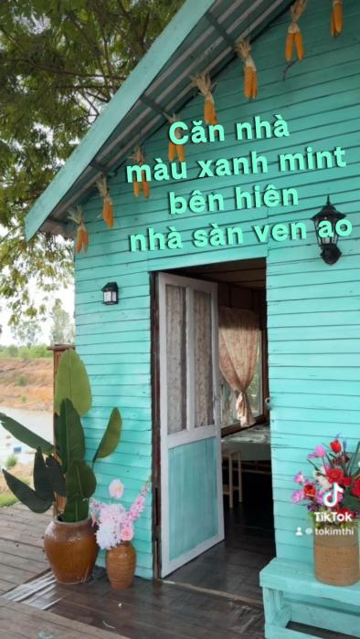 Nhà xanh mint có mái hiên tại Farmstay Ao Nhà