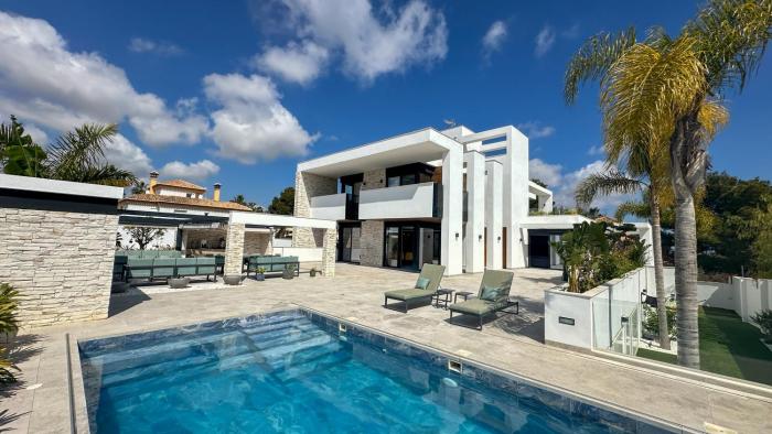 4 bed minigolf Villa and downstairs independent apartment