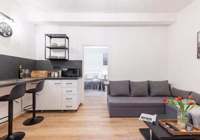 NO TAXI NEEDED, Central apartment w private courtyard