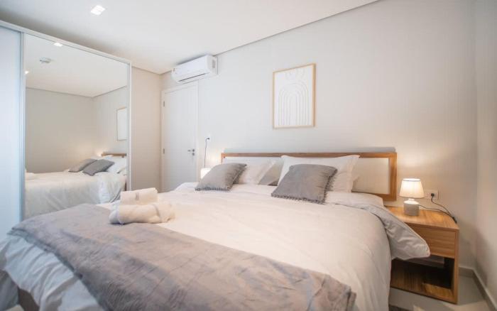 Vibrant Stay with Rooftop BBQ Pool and Near Malls