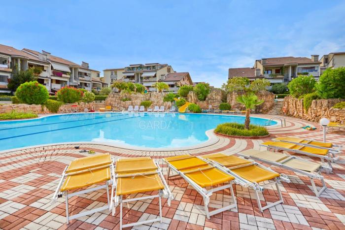 Platino Apartment - Jacuzzi privata con tre Piscine residenziali ed un bar a 200m dal Lago