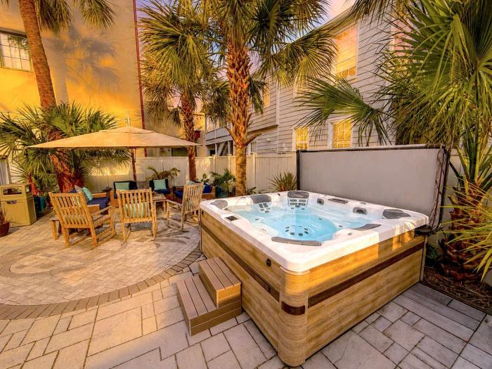 Hidden Outdoor Oasis - 1 BLOCK TO KING