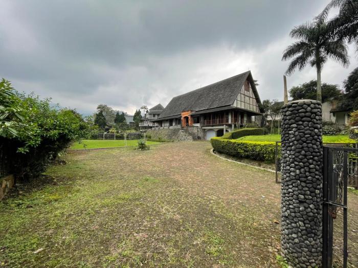 Villa Puncak Poolside Mountain View 3 BR