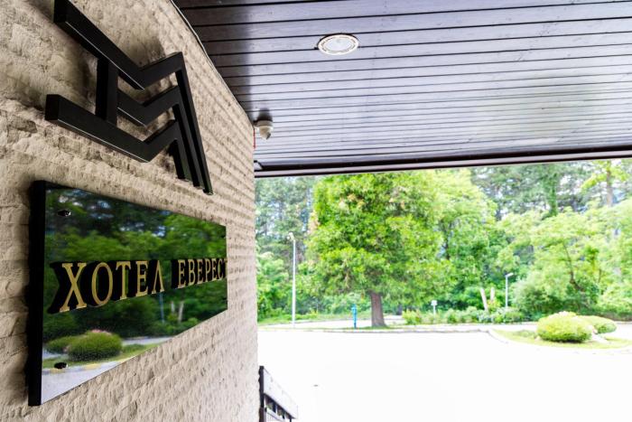 Everest Hotel