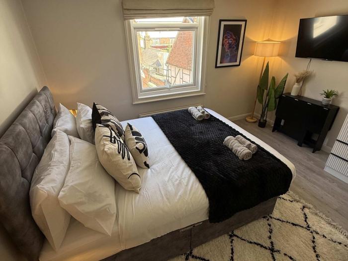 Refurbished two-floor flat in central Guildford sleeps 6