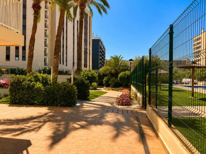Spacious 2BR Pool Parking Near the Beach