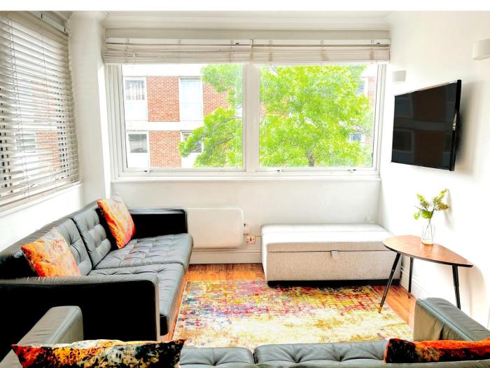 Group and Family-Friendly 3-Bed 2-Bath by Oxford St W1 Sleeps 6 so Count on Us for A Great Stay