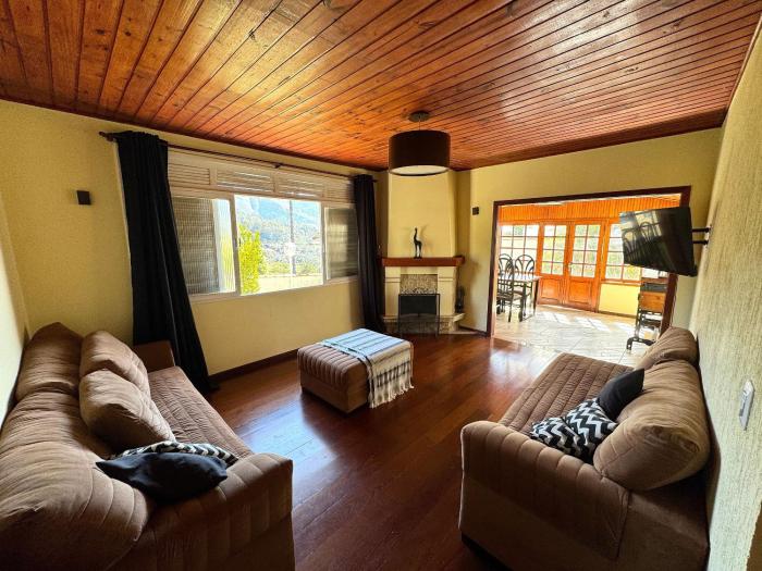Casa com Piscina, Lareira e Churrasqueira