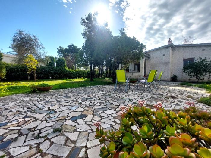 house close to the beach - large private garden