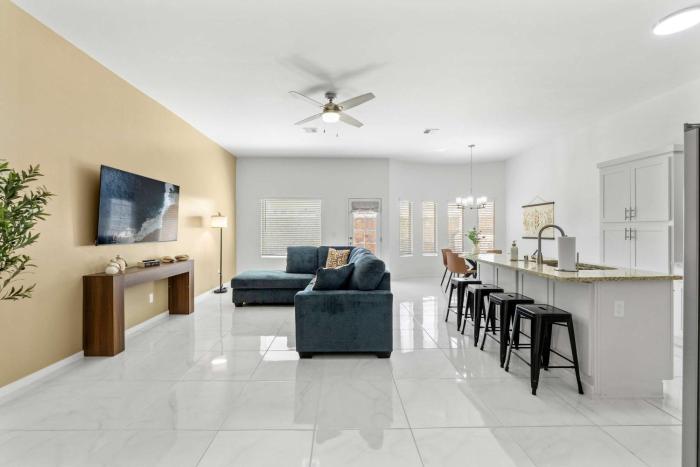 Desert Modern 3BR 2BA Home King Bed Smart TVs