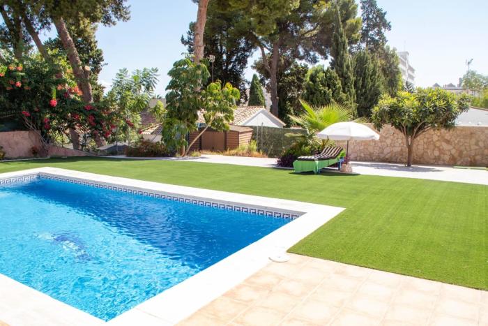 Villa Paraiso pool and garden