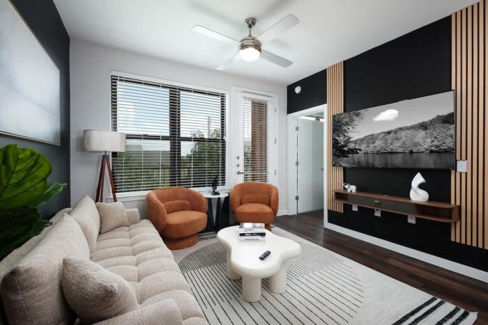 2BR Urban Escape-w Prkng, Near Rvrwalk & Conv Ctr
