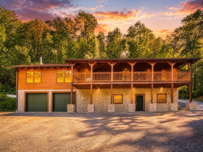 THE Cedar Lodge Games Hot Tub Movies Sleeps 20